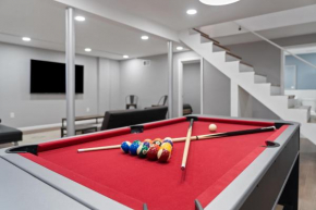 Amazing Vacation House In Poconos 8 Beds 3.5 Baths, Hot Tub Game Room